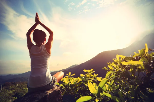 Mulher ioga no pico da montanha — Fotografia de Stock