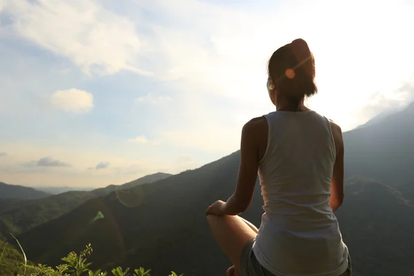 Yoga woman at mountain peak — Stock Photo, Image