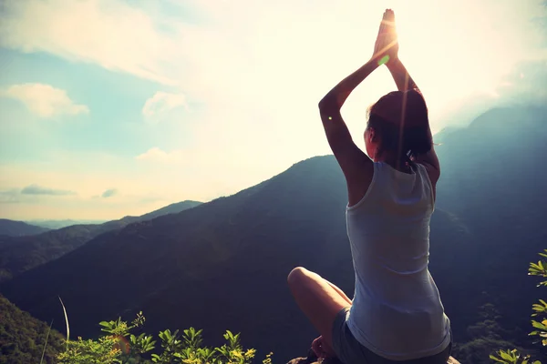 Yoga woman at mountain peak — Stock Photo, Image