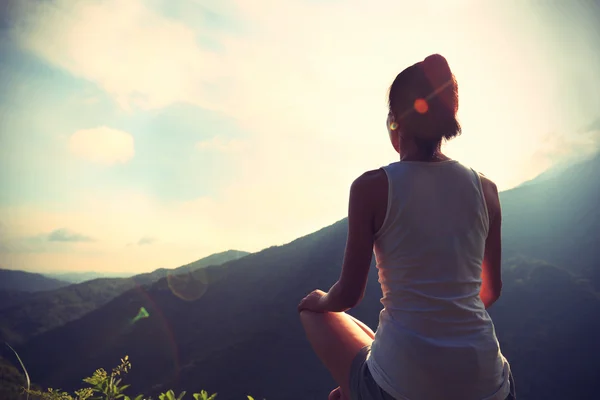 Yoga femme au sommet de la montagne — Photo