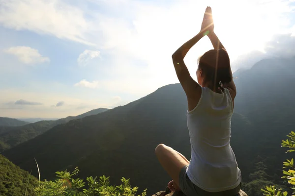 Жінка йога на вершині гори — стокове фото