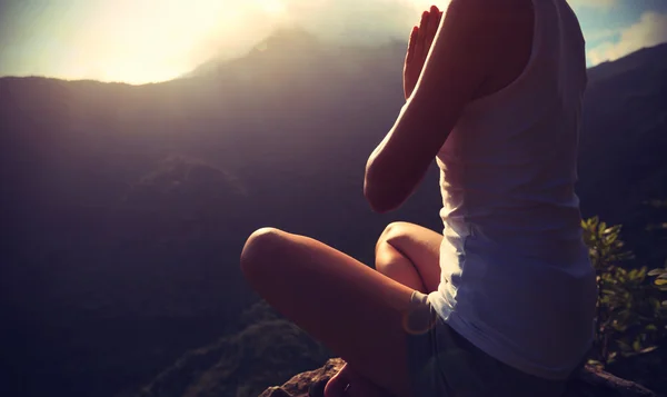 Yoga femme au sommet de la montagne — Photo