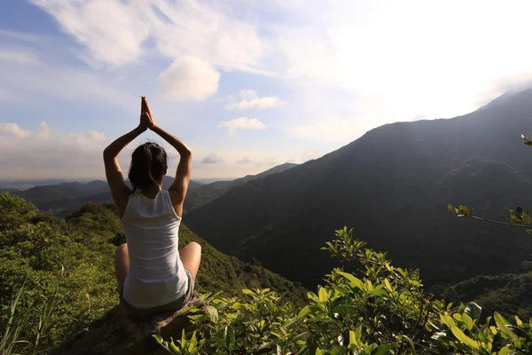 Yoga mujer en montaña pico —  Fotos de Stock