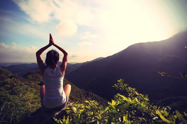 Yoga kvinnan på bergstopp — Stockfoto