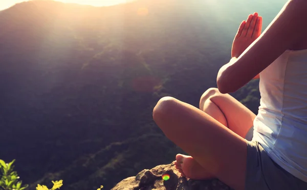 Yoga woman at mountain peak — Stock Photo, Image