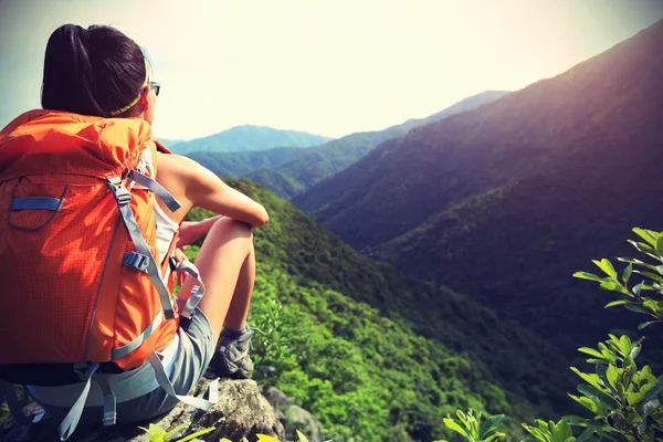 Woman backpacker on mountain peak — Stock Photo, Image