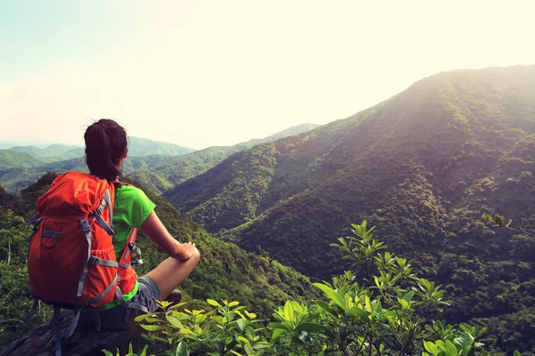 Mulher mochileiro no pico da montanha — Fotografia de Stock