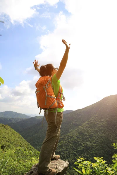 Animando a la mujer excursionista — Foto de Stock