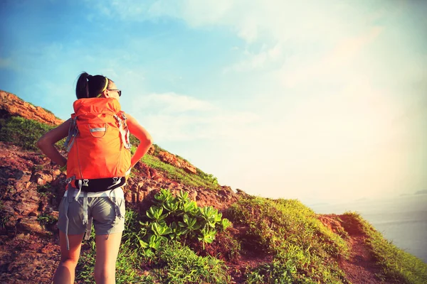 Vrouw backpacker lopen op zee — Stockfoto