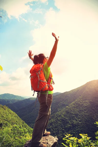 Animando a la mujer excursionista — Foto de Stock