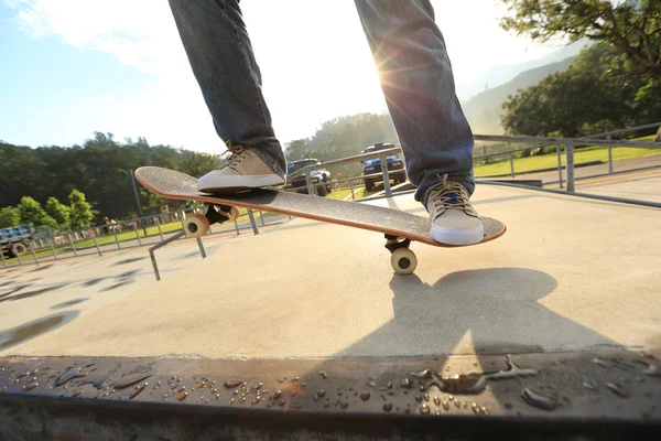 Benen skateboarden bij helling — Stockfoto