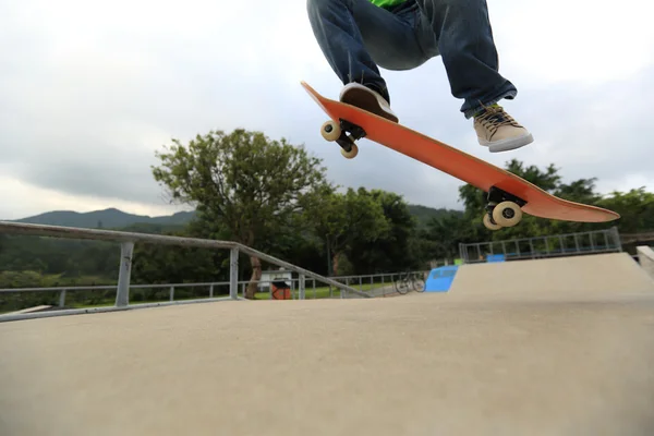 Skateboardista nohy dělá trik ollie — Stock fotografie