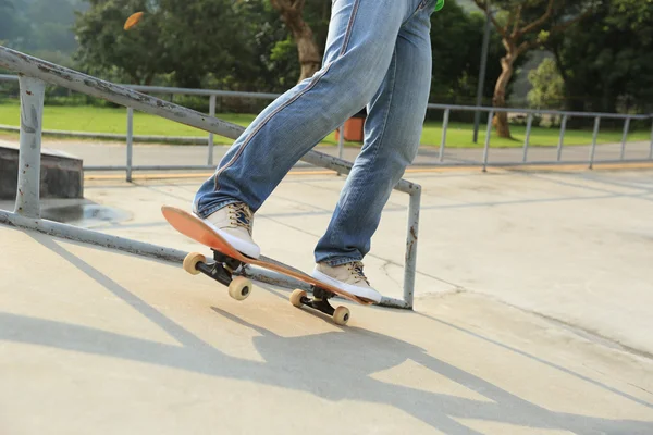 Benen skateboarden bij helling — Stockfoto