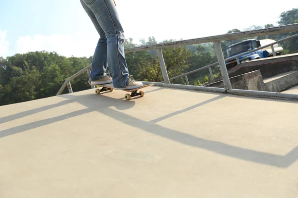 Skateboardista nohy na skateboard — Stock fotografie