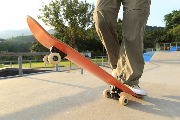 Skateboarder benen op skateboard — Stockfoto