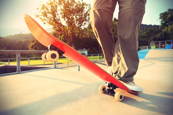 Skateboarderbeine auf Skateboard — Stockfoto