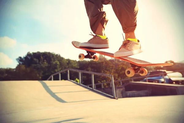 Skateboardista nohy dělá trik ollie — Stock fotografie