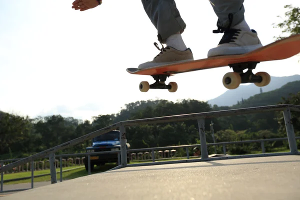 Skateboarder benen doen ollie — Stockfoto