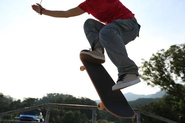 Skateboardista dělá ollie — Stock fotografie