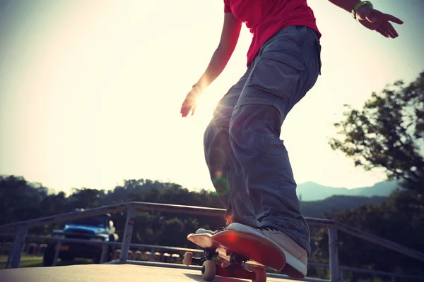 Skateboarder legs on skateboard — Stock Photo, Image
