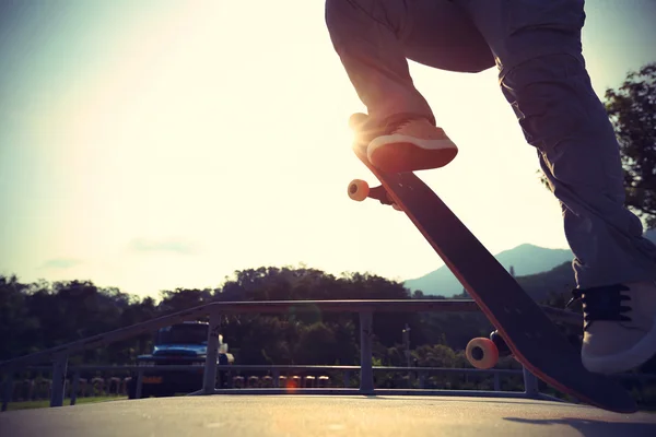 Skateboarder pernas fazendo ollie — Fotografia de Stock