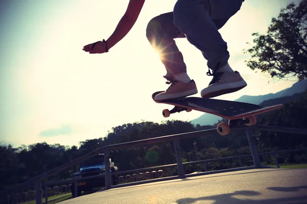 Skateboardista nohy dělají ollie — Stock fotografie