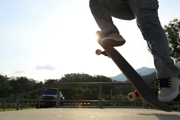 Skateboarder jambes faire ollie — Photo