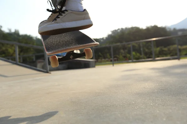 Skateboarder pernas fazendo ollie — Fotografia de Stock
