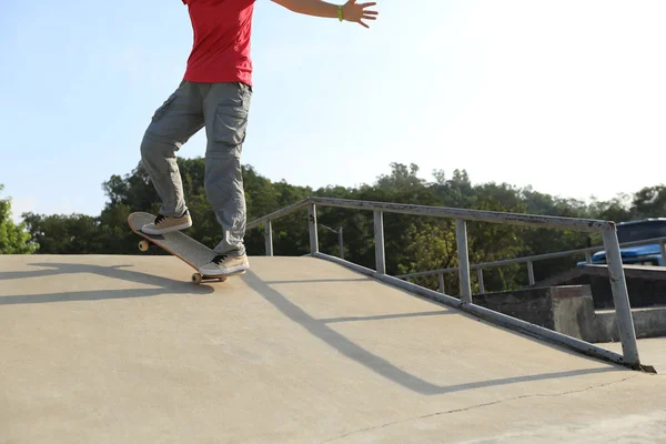 Skateboarder benen op skateboard — Stockfoto