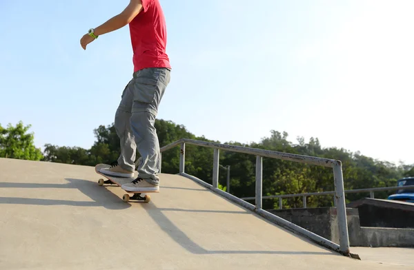 Skateboarder legs on  skateboard — Stock Photo, Image