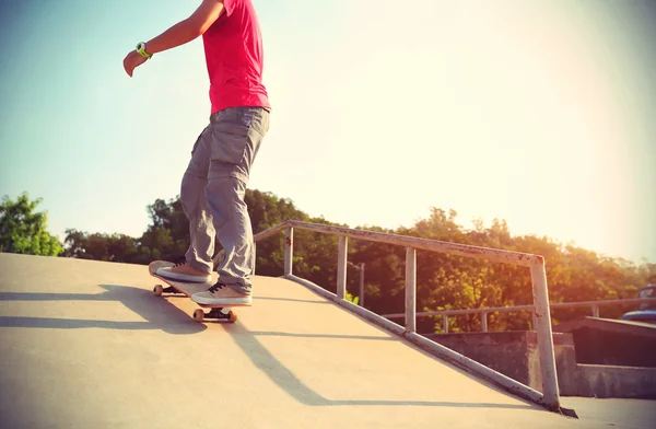 Skateboarder benen op skateboard — Stockfoto