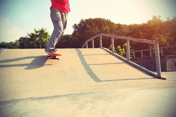 Skateboarderbeine auf Skateboard — Stockfoto