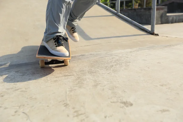 스케이트 보드에 스케이트 보더 다리 — 스톡 사진