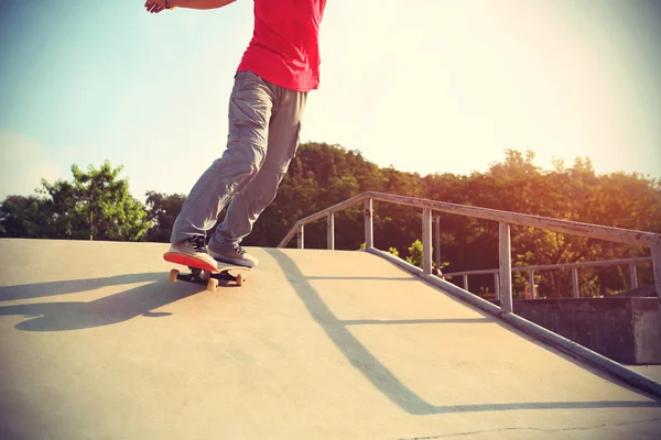 Skateboardåkare ben på skateboard — Stockfoto
