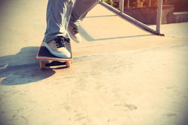 Skateboarder benen op skateboard — Stockfoto
