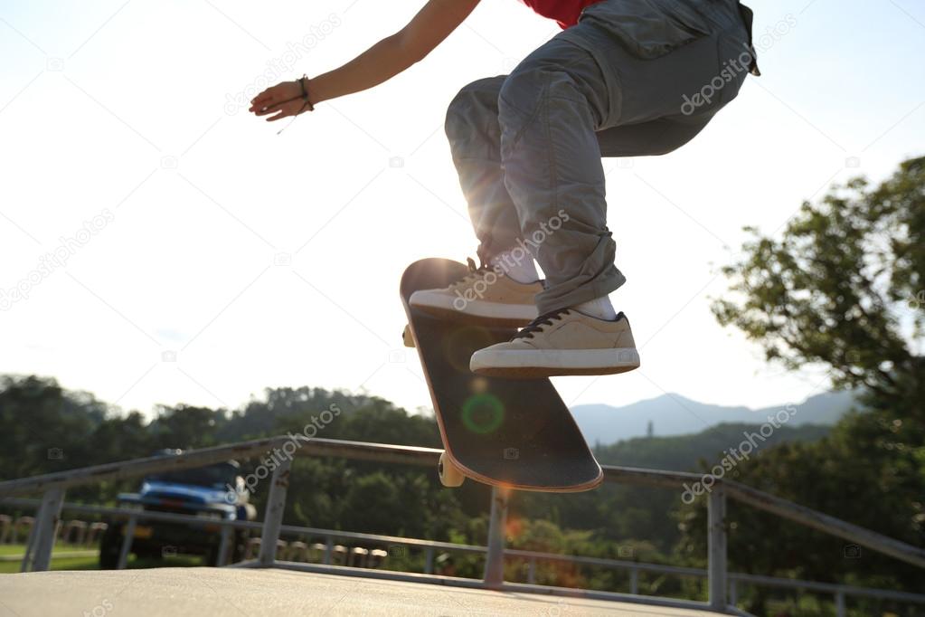 Skateboarder legs doing ollie