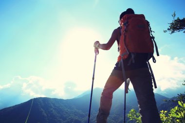kadın backpacker dağ tepe üzerinde
