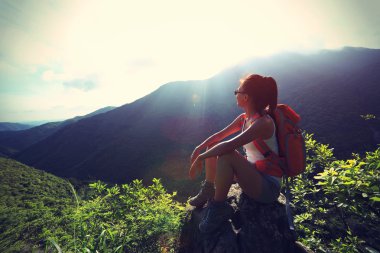 kadın backpacker dağ tepe üzerinde