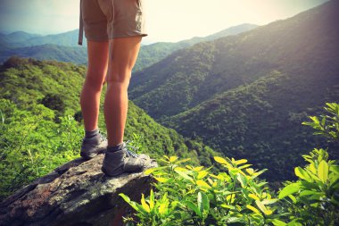 Kadın uzun yürüyüşe çıkan kimse ayak dağ tepe üzerinde