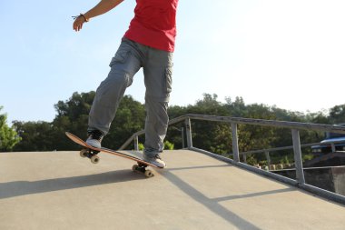 kaykaycı bacaklar skatepark rampa, kaykay sürme