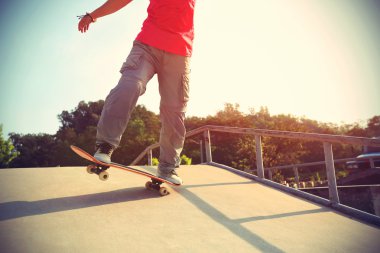 kaykaycı ayak kaykay üzerinde