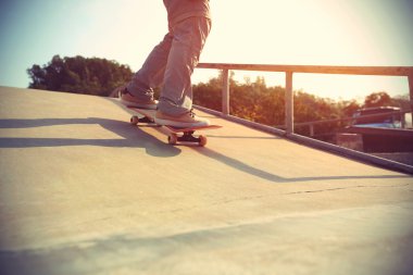 kaykaycı ayak kaykay üzerinde