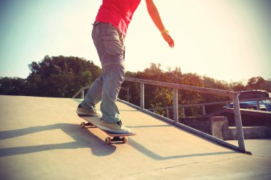 kaykaycı ayak kaykay üzerinde