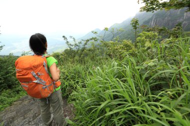 genç kadın backpacker