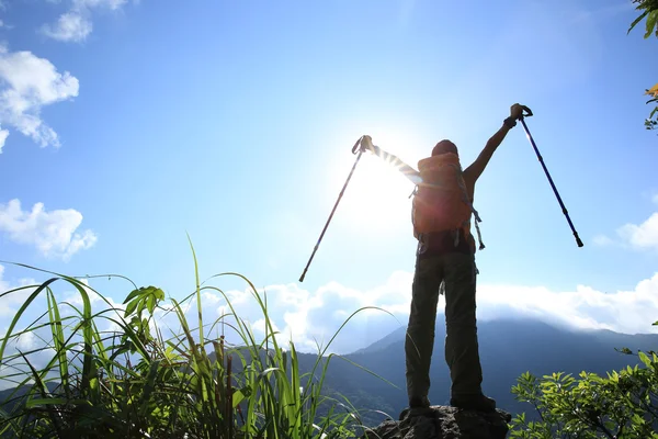 Cheering woman hiker — Stock Photo, Image