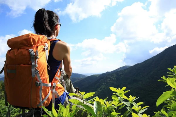 景色を楽しみながら山頂に女性バックパッカー — ストック写真