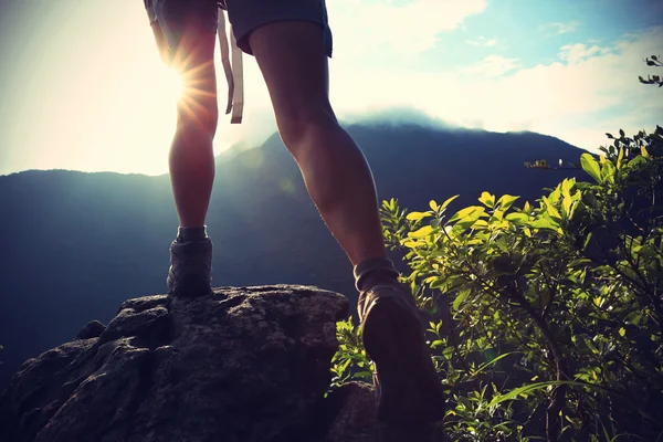 Dağa tırmanma kadın uzun yürüyüşe çıkan kimse bacaklar — Stok fotoğraf