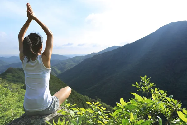 Mujer fitness practica yoga — Foto de Stock