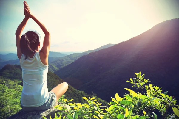 Mujer fitness practica yoga —  Fotos de Stock