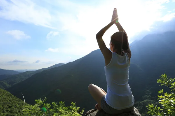 Fitness vrouw praktijk yoga — Stockfoto